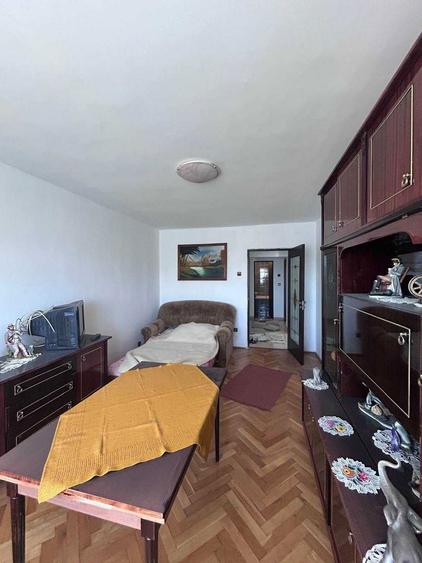 Vand apartament cu trei camere, bucatarie, baie, beci, garaj. - 3
