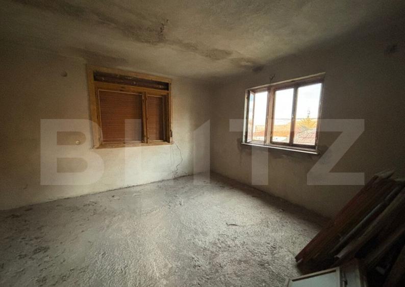 Casa cu anexe si gradina. - 2