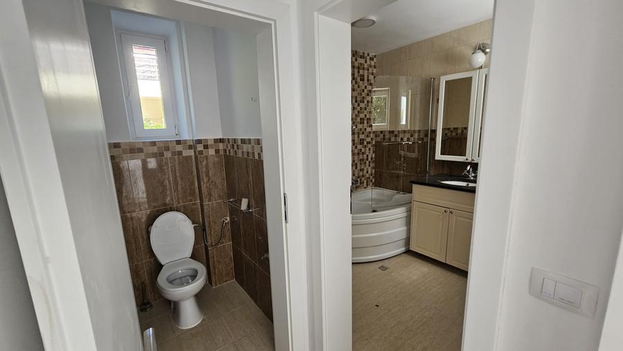 Casă cu 8 camere cu Teren 517 Mp în Copou