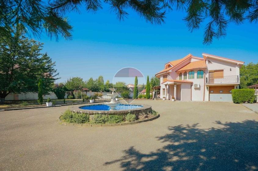 Casă individuală cu 5 camere cu Teren 1198 Mp în Central