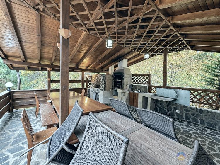 Casă cu 10 camere cu Canalizare în Vest