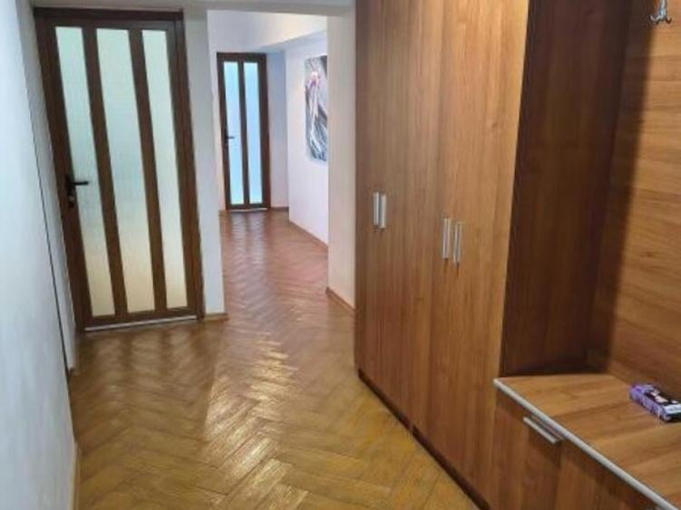 Apartament cu 3 camere, mobilat în Iancului