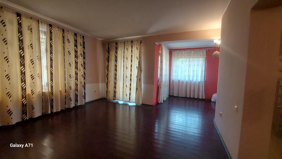 Casă individuală cu 10 camere cu Canalizare în Grădiștea