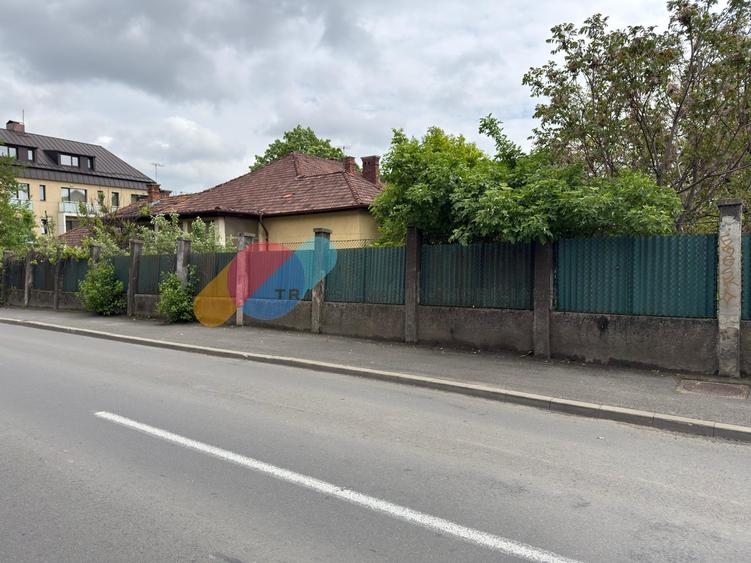 Casă individuală cu 7 camere cu Teren 1700 Mp în Central