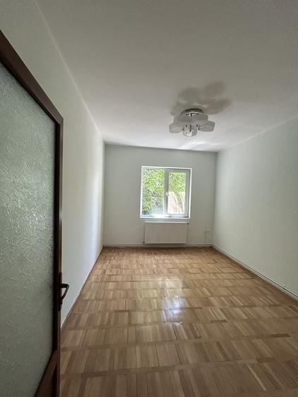Casă individuală cu 6 camere cu Canalizare în Vatra Luminoasă