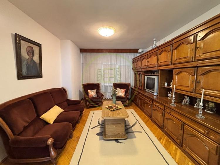 Apartament cu 3 camere semidecomandat, mobilat în Central