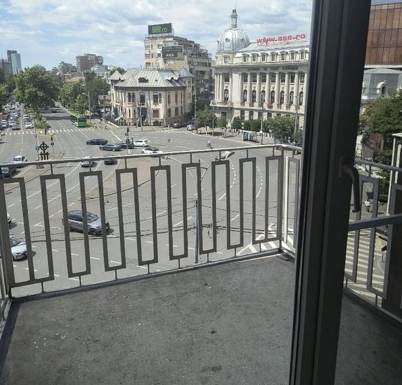Apartament cu 3 camere semidecomandat, mobilat în P-ța Romană
