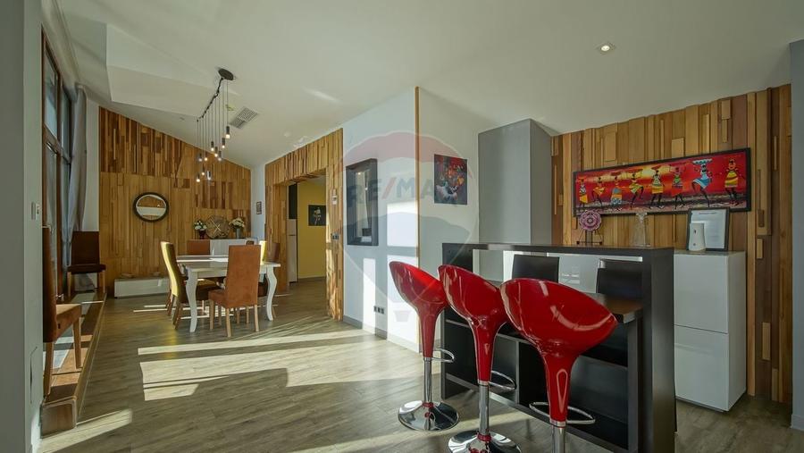 Apartament cu 4 camere semidecomandat, mobilat în Poiana Brașov