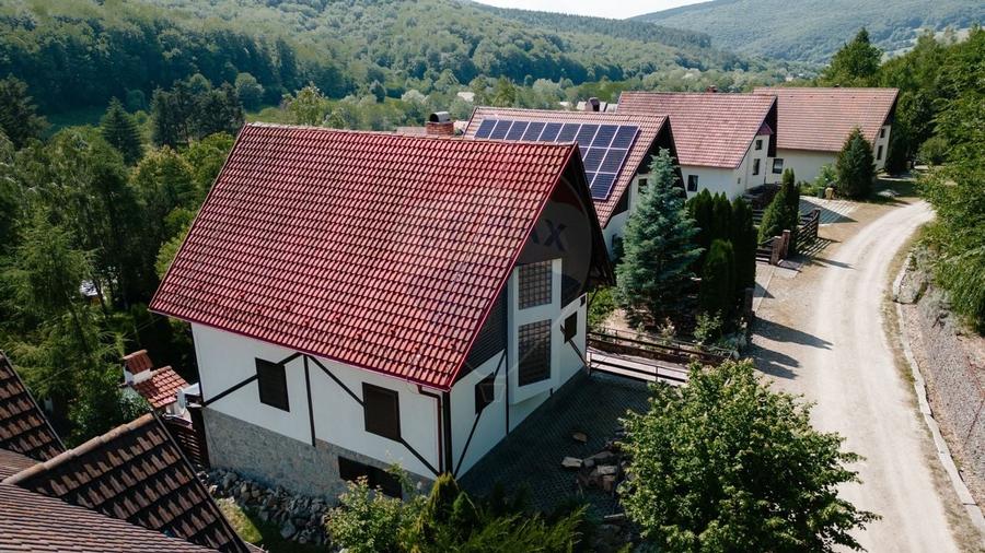 Vilă cu 6 camere, teren de 1000mp, într-un resort montan privat - 1