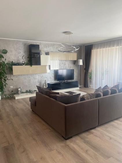Mamaia Nord - Vila tip duplex P+2 , pe partea marii , la doi pasi de plaja - 1
