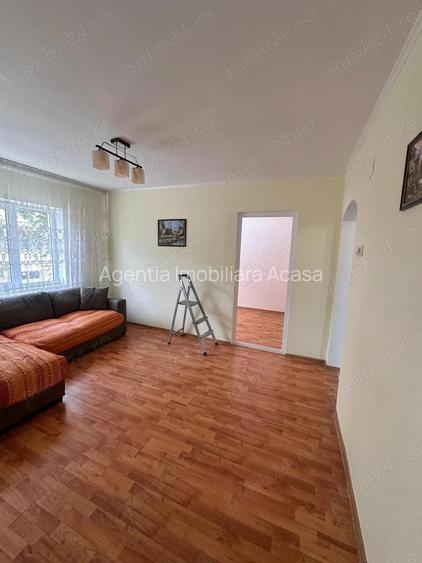 De vanzare apartament cu 3 camere, etaj 1, 38.000 euro