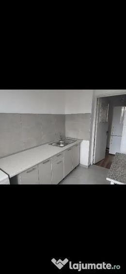Apartament cu 3 camere decomandat în Apusului