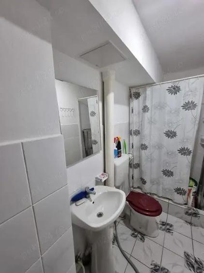 A 34 Proprietarul vinde apart 2 cam demisol strada George Bacovia mobilat ,utilat ,cu centrala ,, - 5