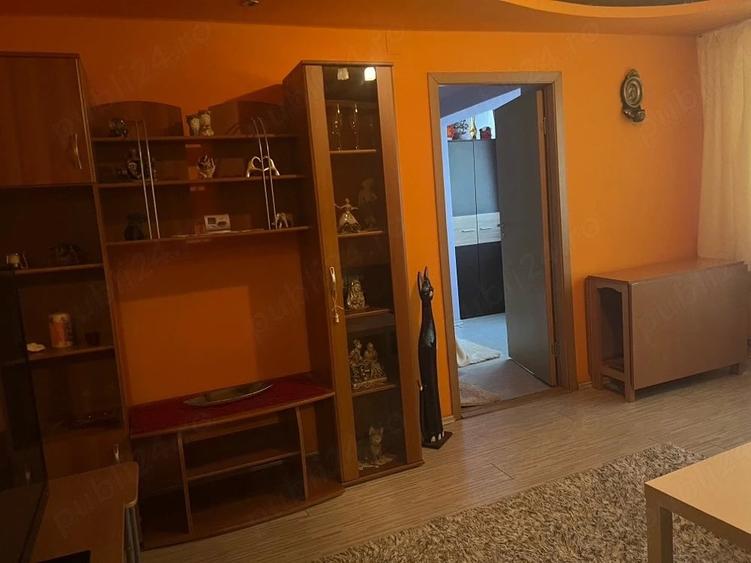Apartament cu 3 camere semidecomandat în Exterior Vest