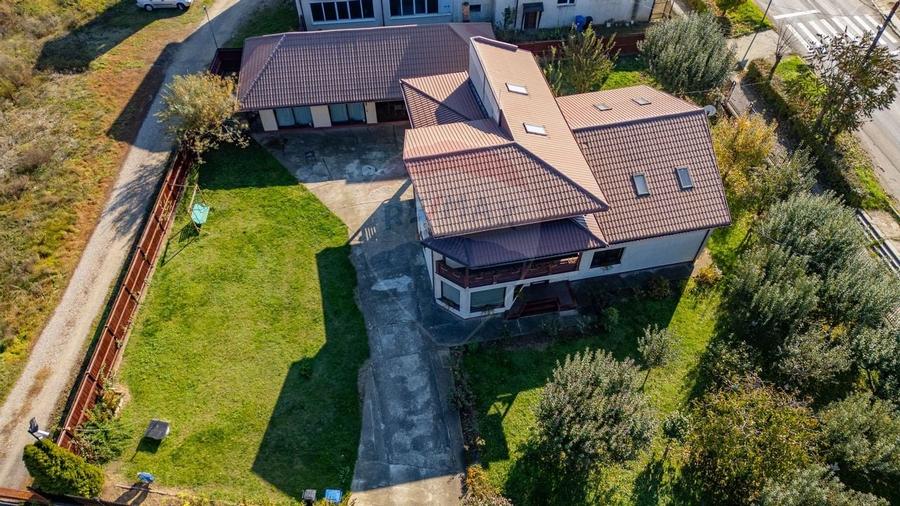 Vilă cu 7 camere de vânzare în zona Centrală Orașul  BUHUȘI - 12