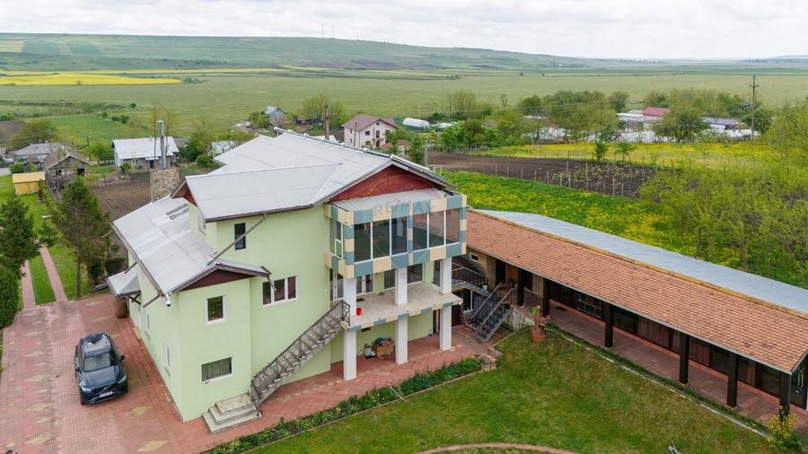 Casă / Vilă cu 10 camere, de vânzare. Todireni, Botoșani. - 5