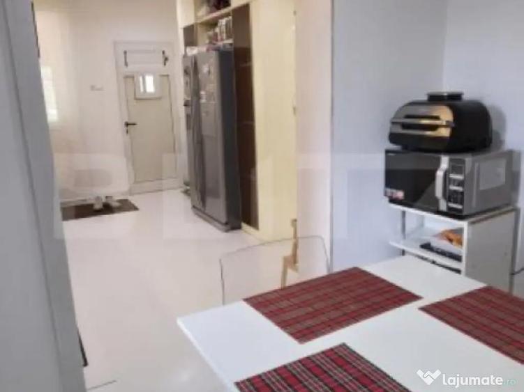 Proprietate Exclusivista: 2 Case, Piscina ?i Teren de Ten - 10