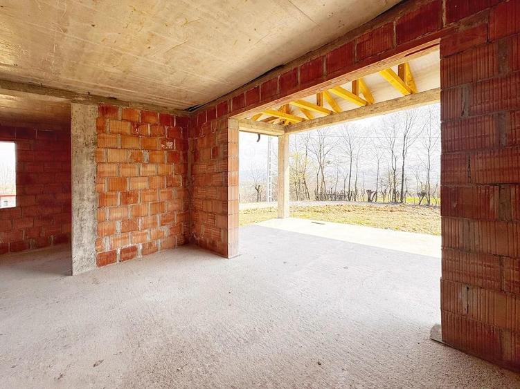 Casa pe un nivel, constructie la rosu situata in Grosi - 2