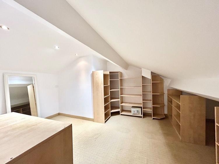 Duplex cu 6 camere cu Piscina în Iancu Nicolae