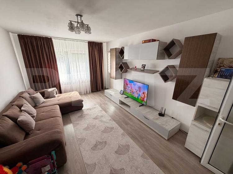 Apartament cu 3 camere decomandat, mobilat în Micro 11
