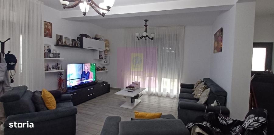 Casă cu 4 camere în Săbăreni