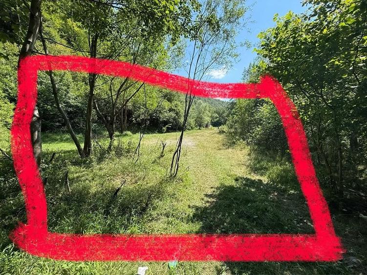 Teren de 3650 mp, în Petros