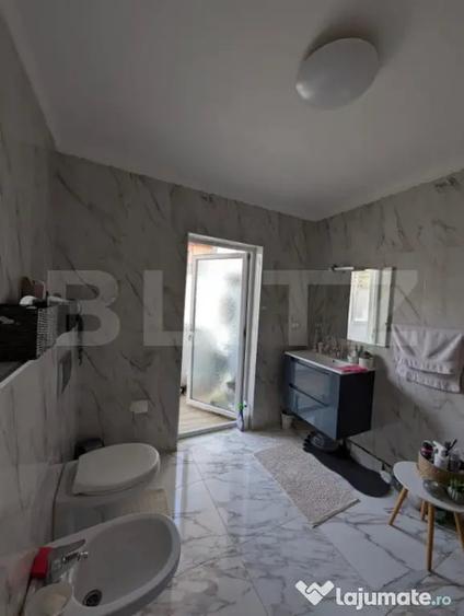 Apartament cu 4 camere semidecomandat în Florești