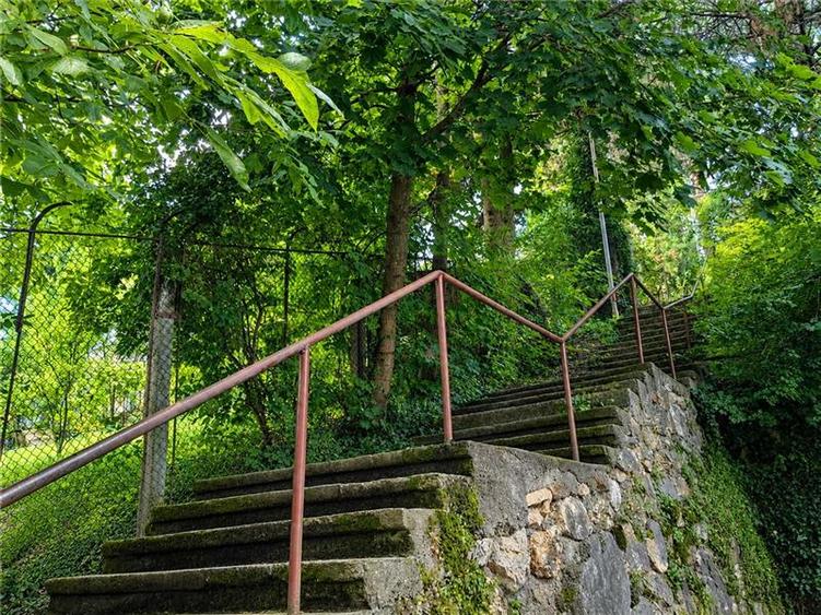 Apartament cu 3 camere decomandat în Drumul Poienii