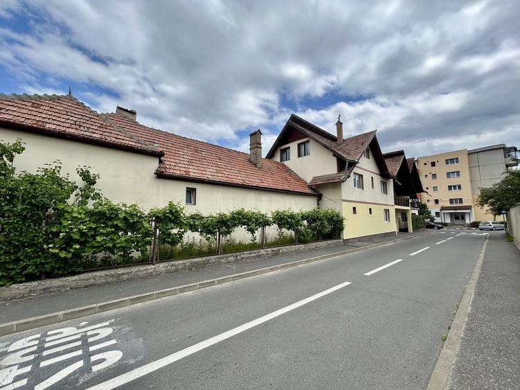 Pensiune cu potențial deosebit, vedere spectaculoasă spre Piatra Craiului - 2