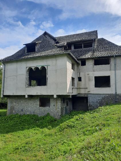Conac situat in Breaza cu 2340 mp teren - 2