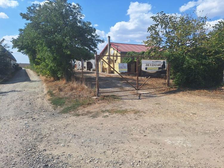Teren intravilan 10.000mp,casa, spatii productie-depozitare. M Kogalni - 2