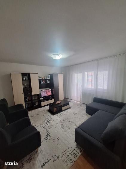 Apartament cu 3 camere decomandat în Girocului