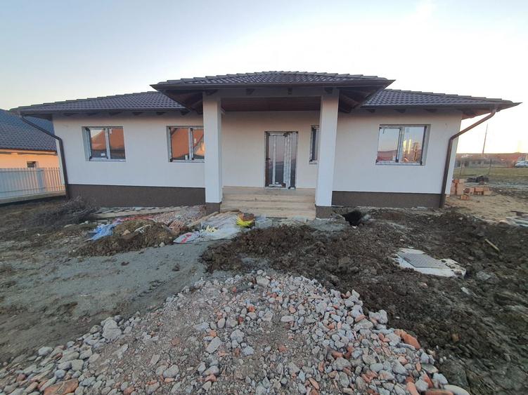 Casă la cheie pe 1 nivel 4cam. 2 bai,1 dresing 650 mp. teren - 12