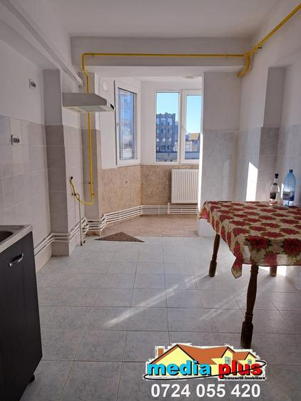 Se vinde un apartament cu 4 camere decomandat, situat în zona Port – Centru, - 1