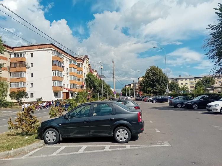 Apartament cu 2 camere semidecomandat în Micro 11