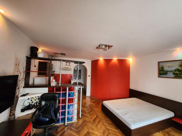 Garsoniera situata "la casa", zona 15 Noiembrie, etaj 1, mobilata si utilata! - 3