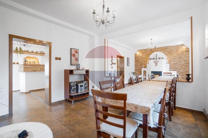 Casă individuală cu 13 camere cu Teren 4780 Mp în Moieciu de Sus