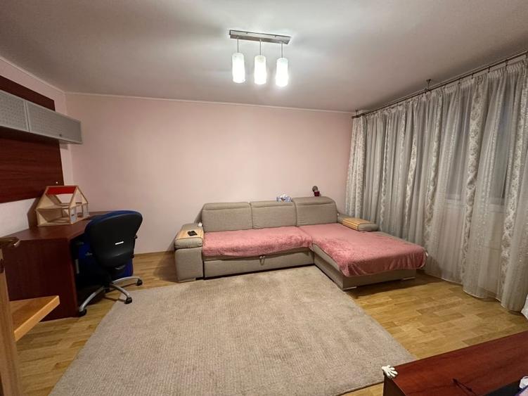 Apartament cu 3 camere decomandat, mobilat în Lujerului
