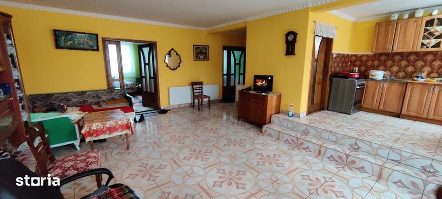 Casă cu 5 camere cu Teren 2000 Mp în Central