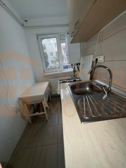 Apartament cu 3 camere semidecomandat, mobilat în Tomis Nord