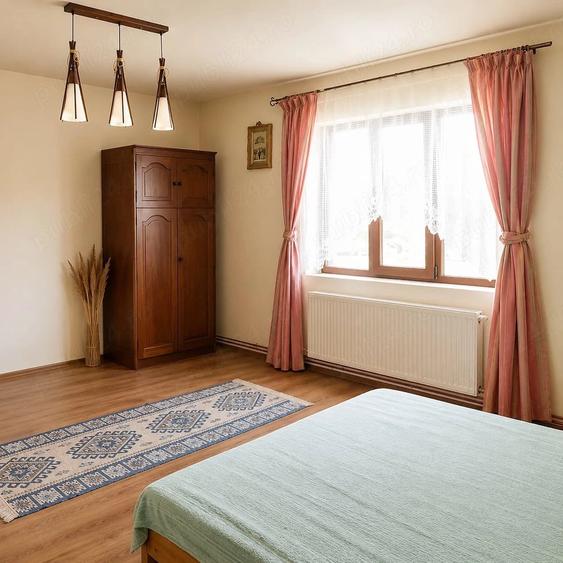 Casă cu 6 camere cu Teren 1100 Mp în Poiana