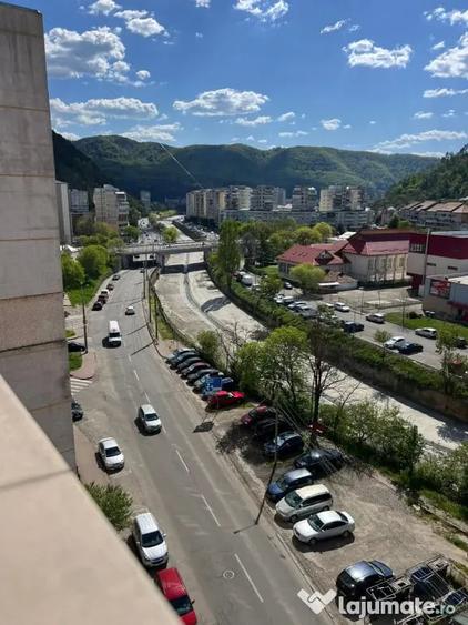 Apartament cu 3 camere semidecomandat în Dărmănești