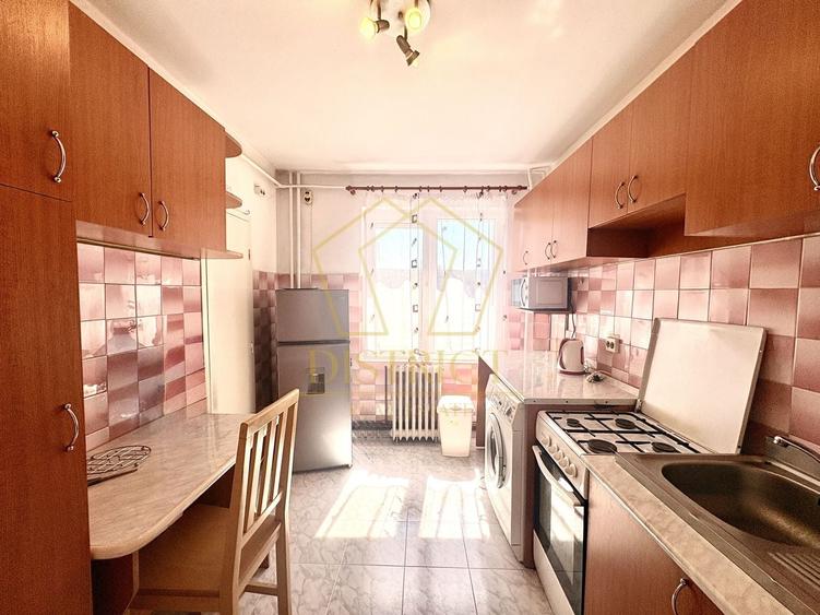 Apartament cu 3 camere semidecomandat, mobilat în Ultracentral