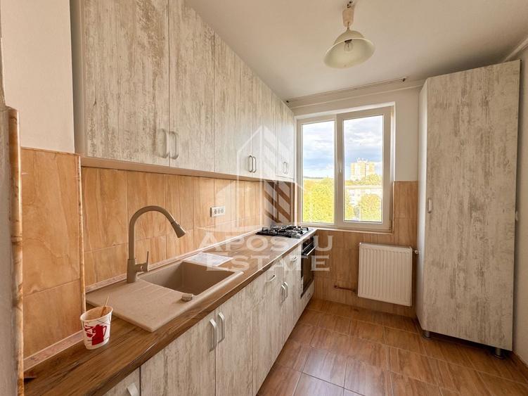 Apartament cu 2 camere semidecomandat, mobilat în Micro 4