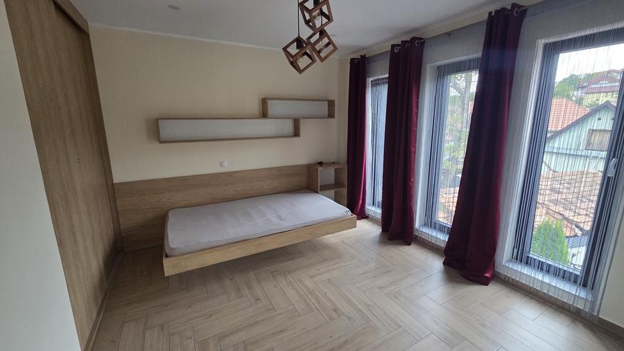 Apartament cu 4 camere decomandat în Central
