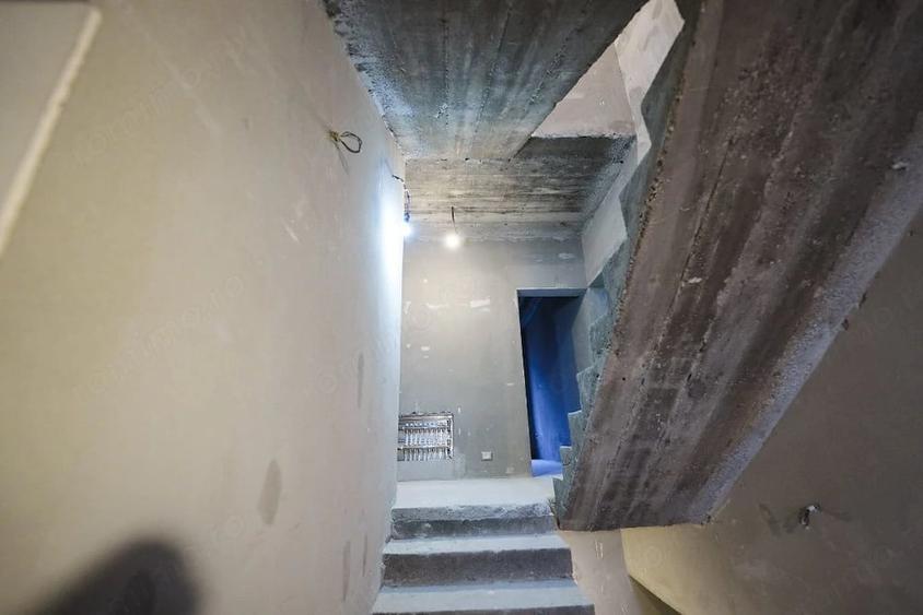 Casă cu 8 camere cu Teren 265 Mp în Romanești