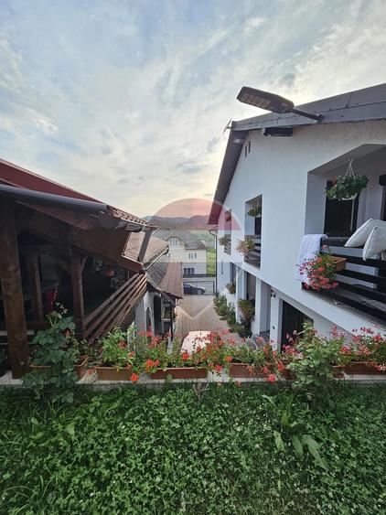 Casă cu 9 camere cu Teren 750 Mp în Rona de Jos