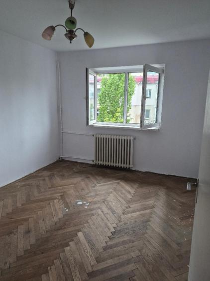 Apartament cu 3 camere semidecomandat în Tomis Nord