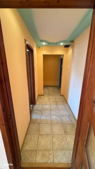 Apartament cu 3 camere semidecomandat în Sud