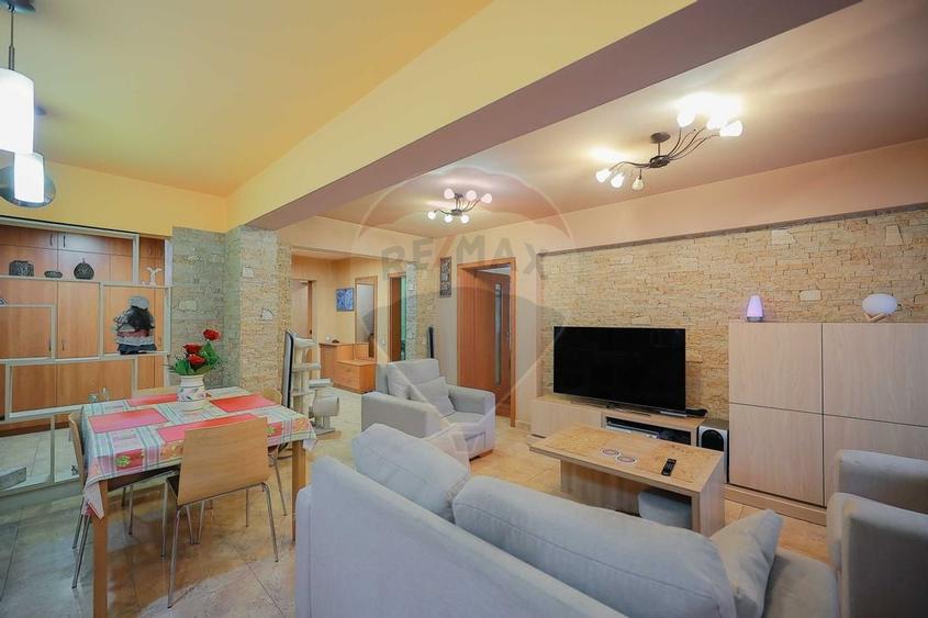 Apartament cu 4 camere de vânzare în zona Rogerius - 1